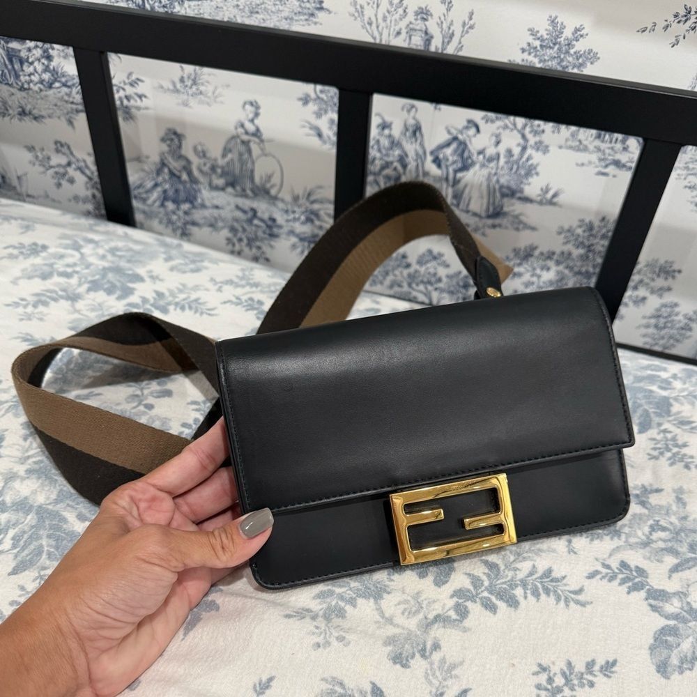 FENDI 
Vitello King Mini Flat Baguette Black